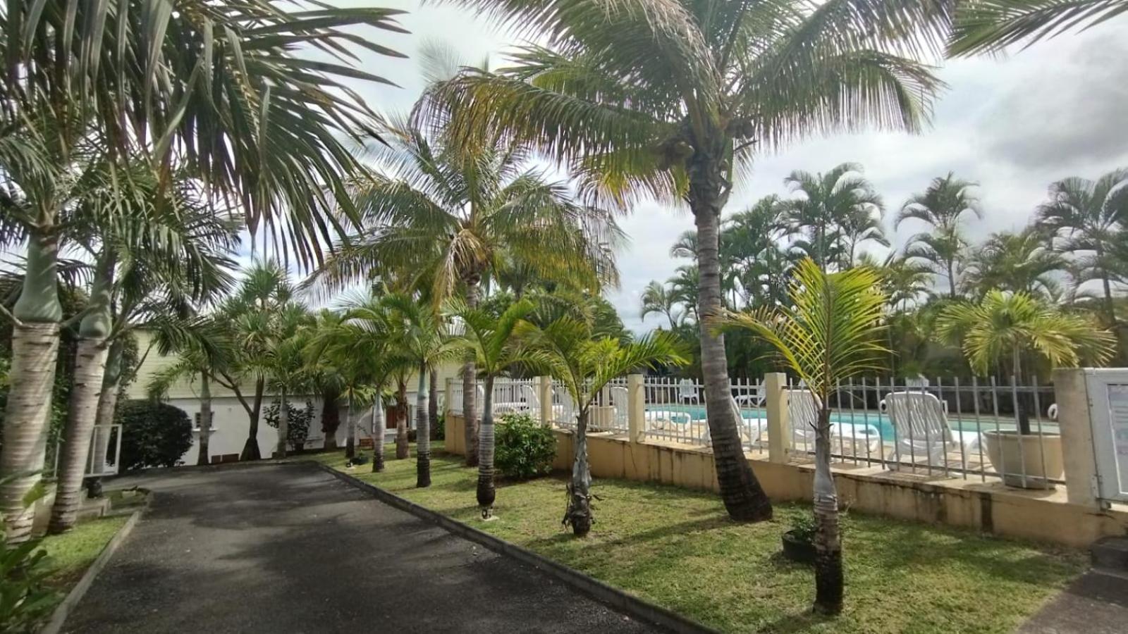 F2 Residence Oasis Terre Rouge A Saint Pierre Exterior photo